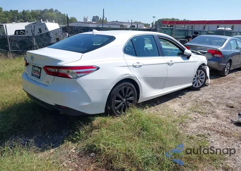 2020 Toyota Camry Le z USA, uszkodzony, nr VIN 4T1C11AK9LU342734